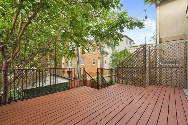 Building Photo - Live Near Memorial Park! Spacious 3BR with...