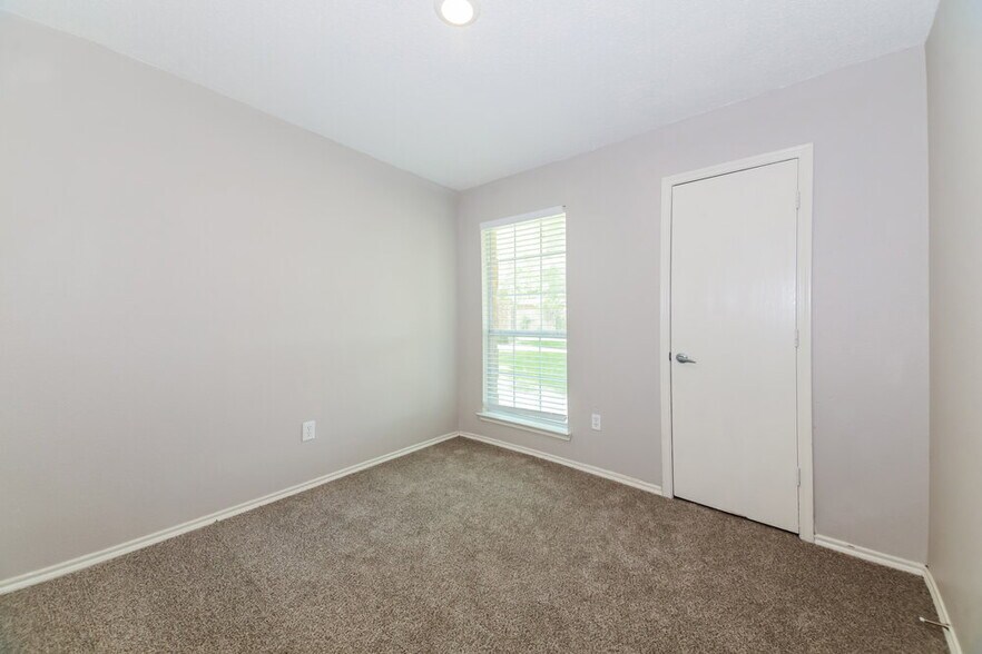 Building Photo - 1603 Venus Dr E