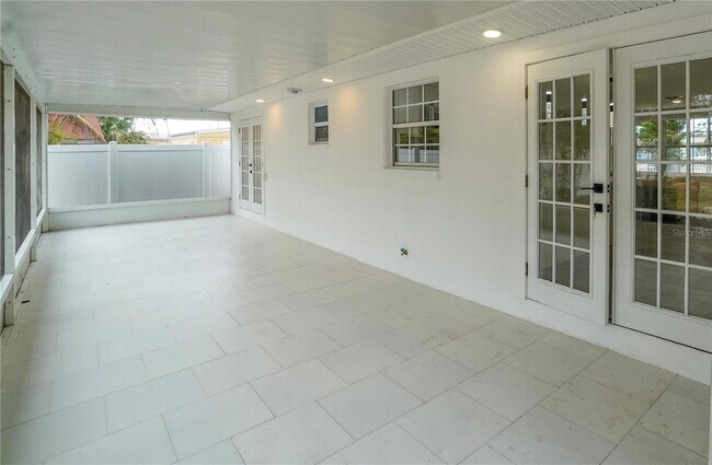 Building Photo - 985 Liberty St