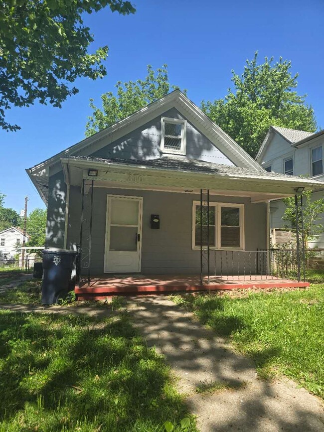 Primary Photo - 310 N Oakley Ave
