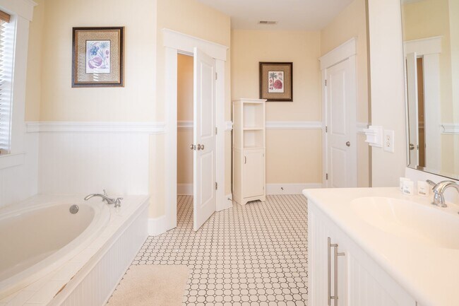 Building Photo - ENJOY OCEAN BREEZES FROM THIS FURNISHED OFF-SEASON OCEAN VIEW CONDO W/BALCONIES