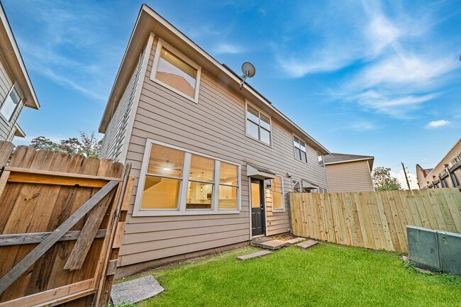 Building Photo - 16118 Market Garden Ln