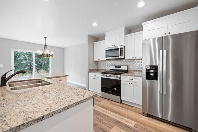 Building Photo - 2103 Daisy Dr