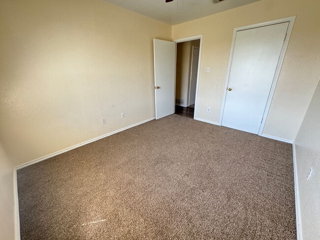 Building Photo - 1712 Benttree Dr