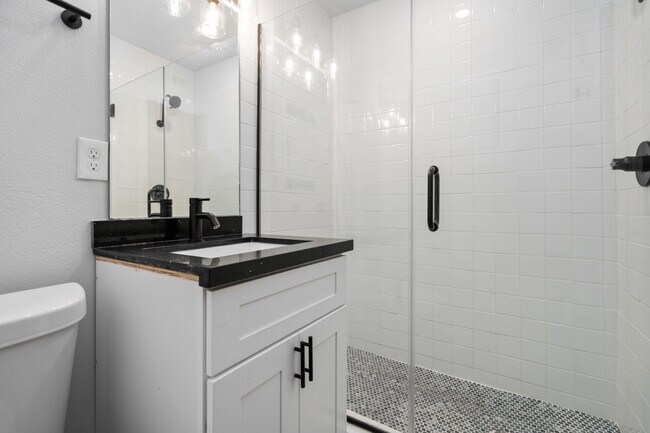 Building Photo - Live Montrose 606 Harold