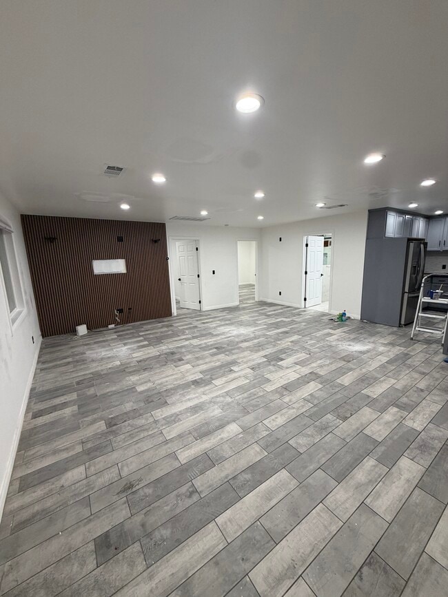 Building Photo - 2207 S Burnside Ave