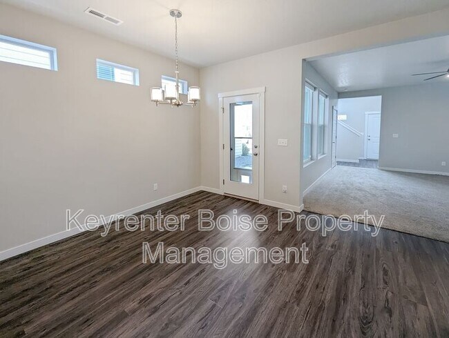 Building Photo - 774 E Springloyd St