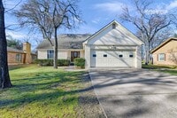 Building Photo - 924 W Kiowa Dr