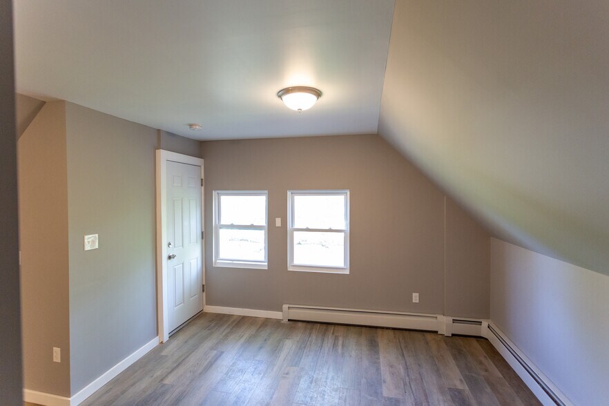 Building Photo - 366 Sigourney Street
