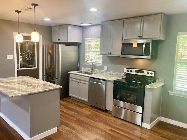 Building Photo - 901 Avenue E