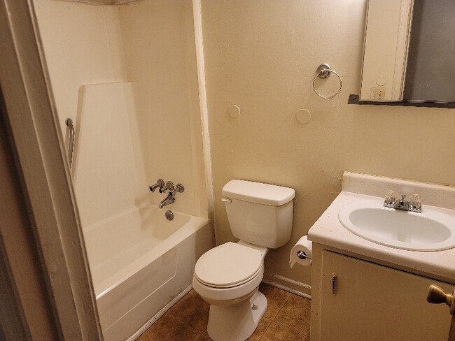 Bathroom - 4005 Glendon Rd