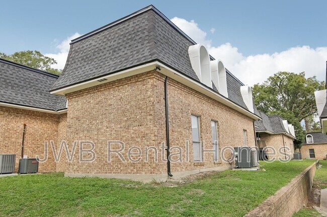 Building Photo - 909 Bert Rd