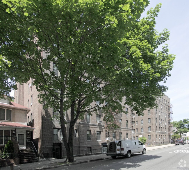 Building Photo - 1530 E 19th St