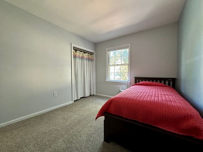 Building Photo - Comfortable Townhome in a Haymarket Square Community