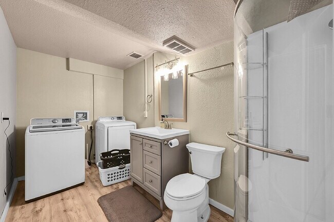 Building Photo - $2,050.00 - 3 Bedrooms, 2 Bathrooms, Single Family Home with Fenced Yard!