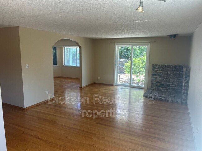 Building Photo - 1600 Alamo St