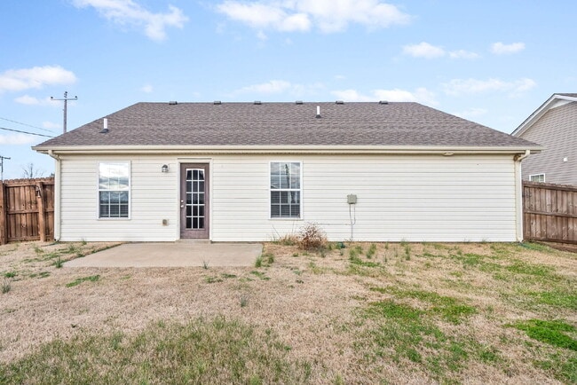 Building Photo - RANCH with huge, fenced yard on a corner lot!! Minutes to Fort Campbell, I-24, Clarksville, and a...