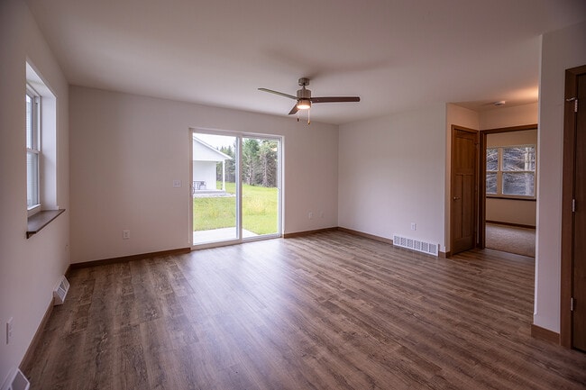 Building Photo - 925 Green Pastures Trl