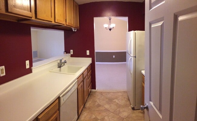 Building Photo - Top Floor Condo with Fireplace and Open Fl...