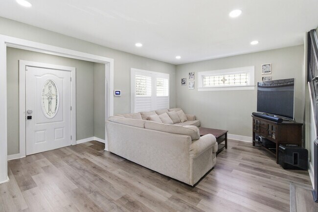 Building Photo - 925 Plainfield Ave