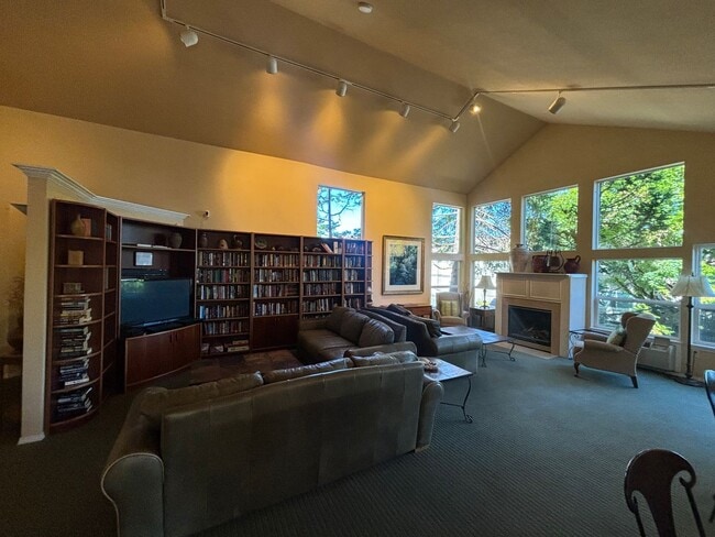 Building Photo - West Linn - Linnwood Heights, Stylish Condo, Gym, Pool & Hot Tub / Cable, W,S,G Included In The Rent