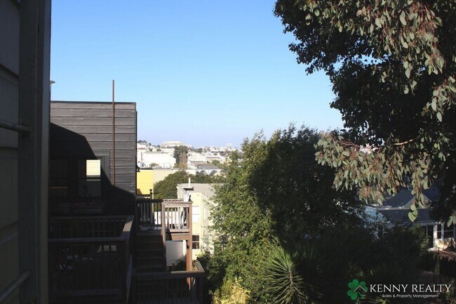 Building Photo - Coming Soon: Top Floor Flat with Updated K...