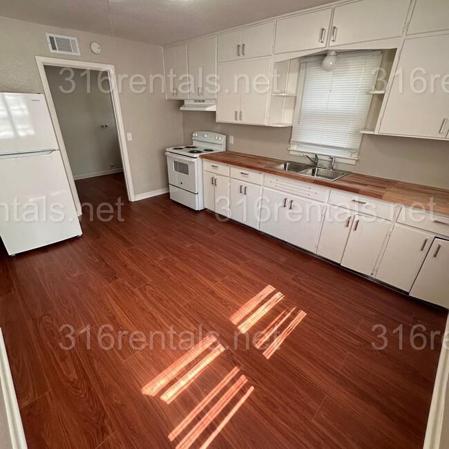 Building Photo - $895 - 2 bedroom / 1 bathroom Single Famil...