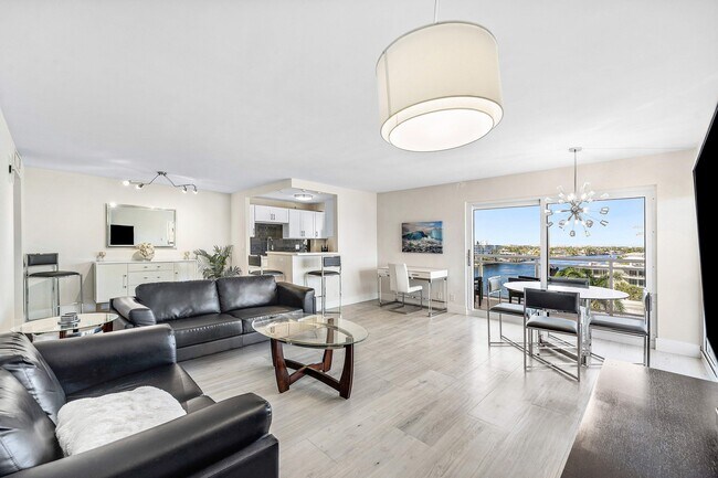 Building Photo - 1160 Hillsboro Mile