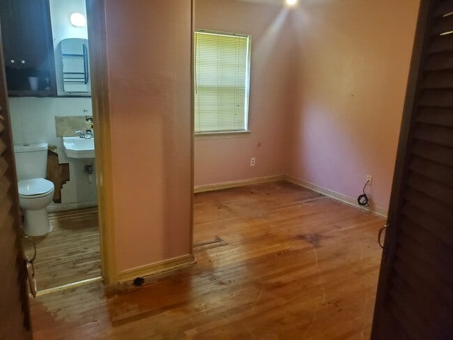 Building Photo - Available Now! 4Bed 1.5Bath NorthSide Home