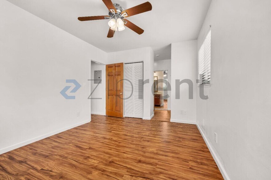 Building Photo - Unit