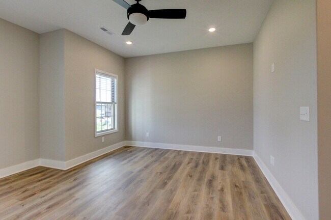 Building Photo - 102 Riverbend Dr