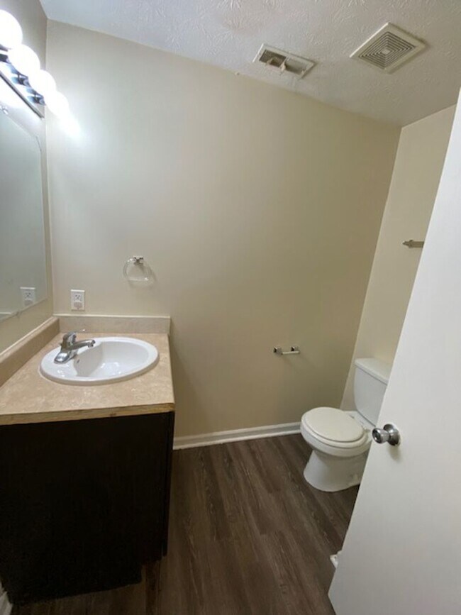 Building Photo - 3 Bedroom with 1 - !/2 Baths