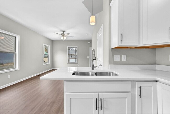 Building Photo - 420 S 2nd St