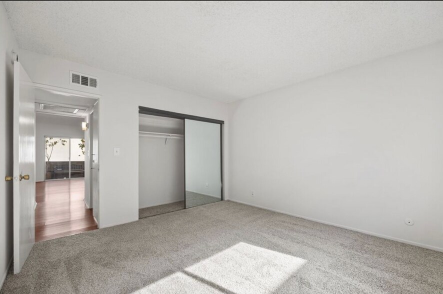 Building Photo - 5400 Newcastle Ave