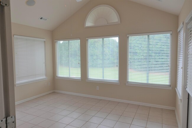 Building Photo - 303 Heritage Club Dr