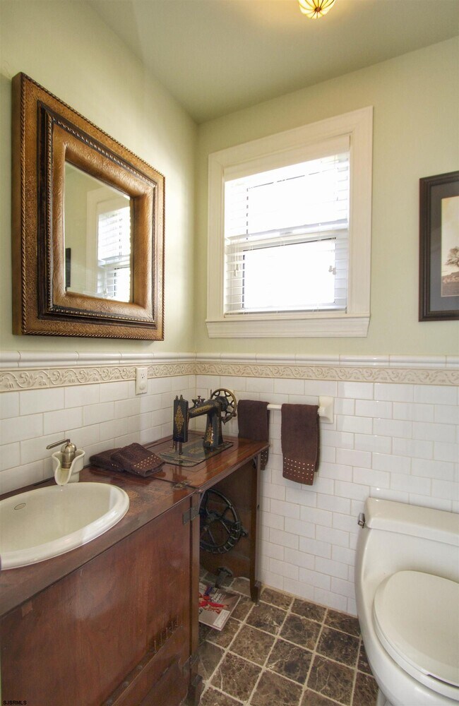 Building Photo - 2 S Dudley Ave