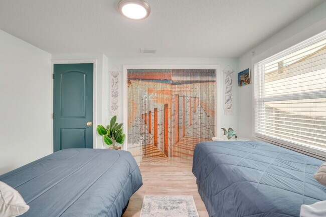 Building Photo - Fully Furnished 2BR/2BA Sarasota Home – Move-In Ready with Entertainment Room Near Siesta Key!