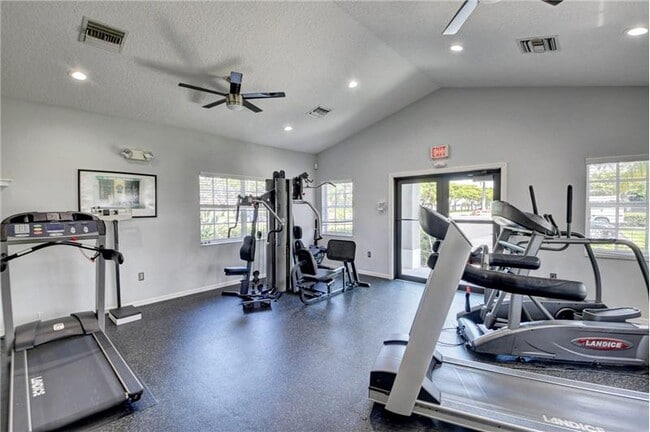 Building Photo - 14066 Glenlyon Ct