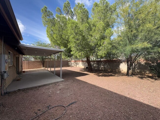 Building Photo - Very Nice 3 bedroom 2 bath with 2 car garage.