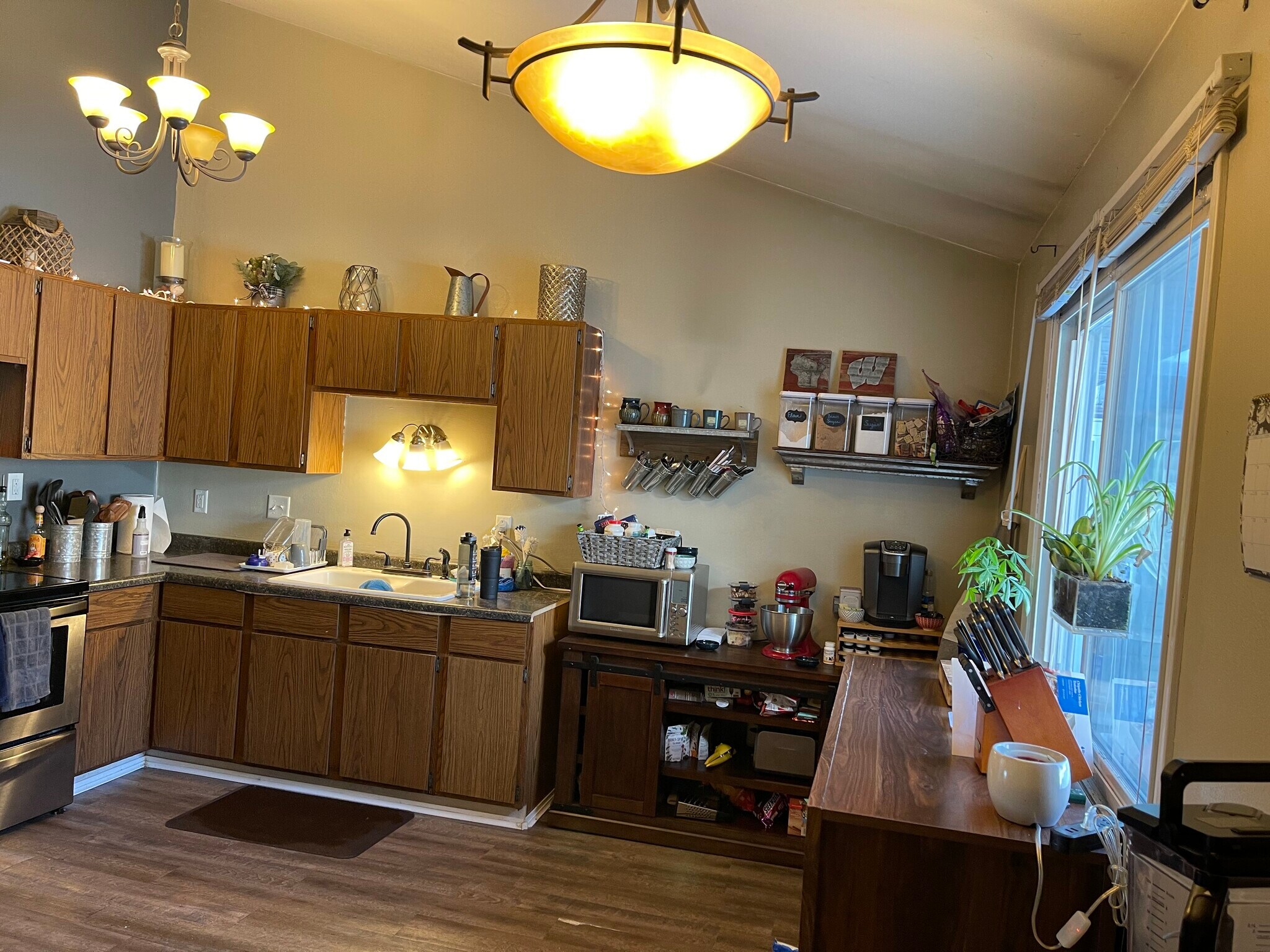 Spacious Kitchen with Vaulted Ceilings - 1617 Jackson St