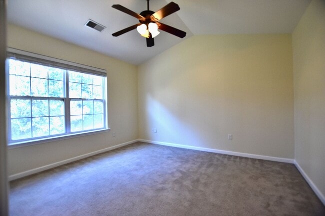 Building Photo - 3 bedroom 2.5 bath townhome