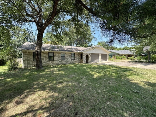 Building Photo - 2147 Loren Cir