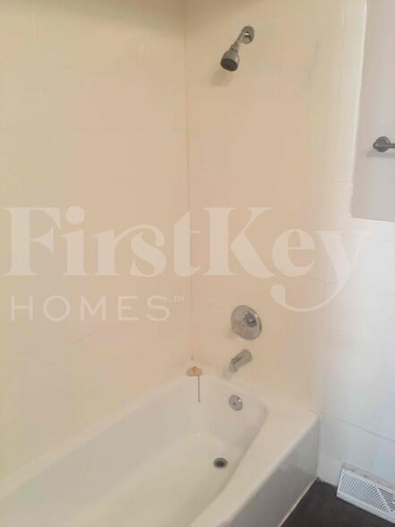 Building Photo - 410 S Villa Ave