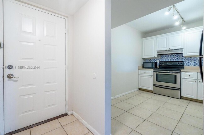 Building Photo - 711 N Pine Island Rd