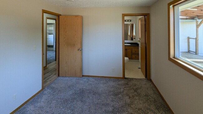 Building Photo - 4703 Regal Dr NE