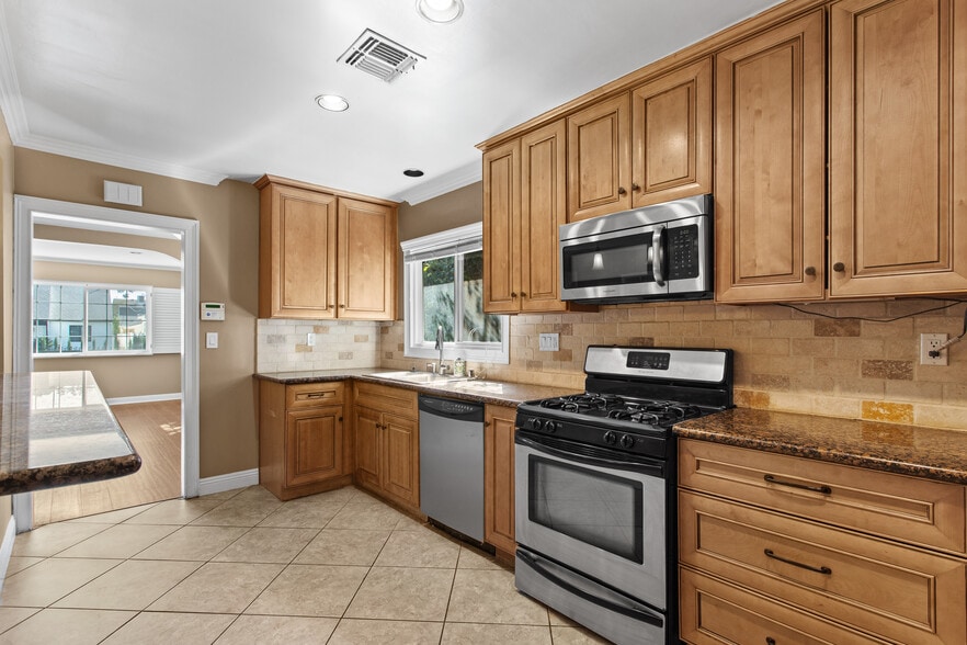 Building Photo - 11953 Collins St