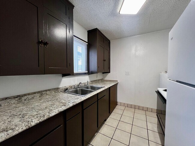 Building Photo - D1011