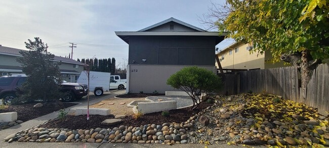 Building Photo - 272 Montrose Dr