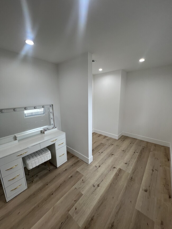 Building Photo - 13935 Valerio St