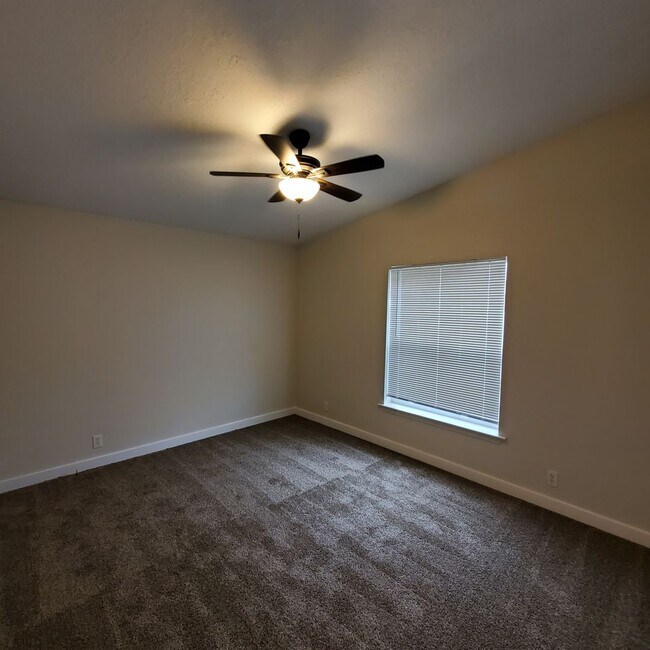 Building Photo - 5 bedroom : 3 bath Home with a Garage in Tangent